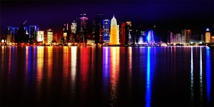 Vista noturna de Doha, no Catar. Em que se baseia a opulência econômica desse país? (Foto: Nuroptics/Wikimedia)