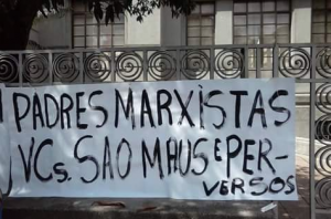 Faixa contra padres marxistas