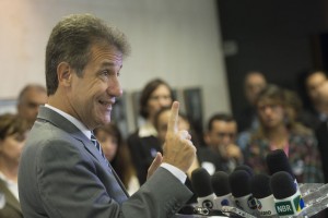 O ministro da Saúde, Arthur Chioro, dá entrevista coletiva, para apresentar o resultado da seleção de profissionais brasileiros formados no exterior no Programa Mais Médicos (Marcelo Camargo/Agência Brasil)