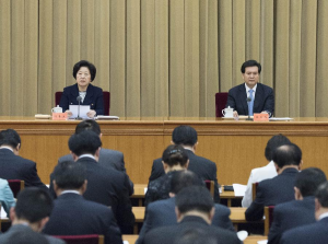 Sun Chunlan (esquerda), chefe do departamento de trabalho da Frente Unida, do Partido Comunista Chinês, discursa em reunião da Frente Unida em Pequim. (Foto: Xinhua/Wang Ye)
