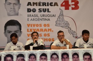 Pais de estudantes desaparecidos no México percorrem a América do Sul em campanha para que o caso seja solucionado. "Vivos os levaram, vivos os queremos", diz o lema. (Foto: Fenando Frazão/Agência Brasil)