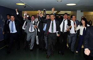 Deputados comemoram aprovação da redução da maioridade penal.