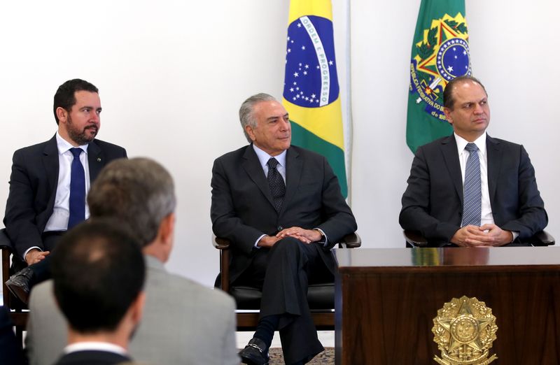 Brasília - Michel Temer (centro) e o ministro da Saúde, Ricardo Barros (direita). Orçamento da saúde proposto para 2017 é R$ 5,6 bilhões menor que o de 2016. (Foto: Wilson Dias/Agência Brasil)