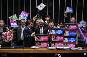 Deputados entregam abaixo-assinado com mais de 330 mil subscrições contra o teto de gastos. Foto: Luis Macedo/Câmara dos Deputados.