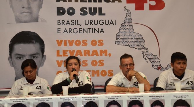 México: pais de estudantes desaparecidos percorrem a América do Sul