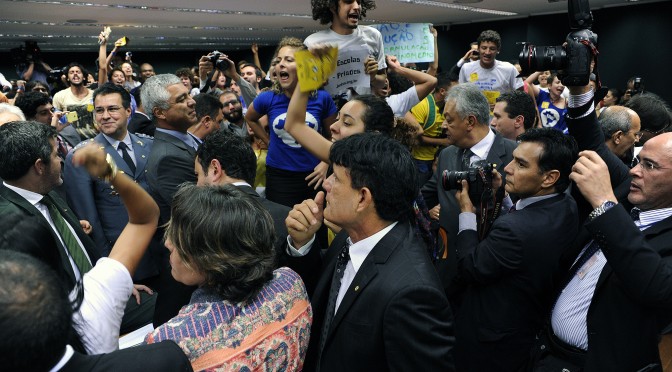 Deputados tentam criminalizar opositores da redução da maioridade